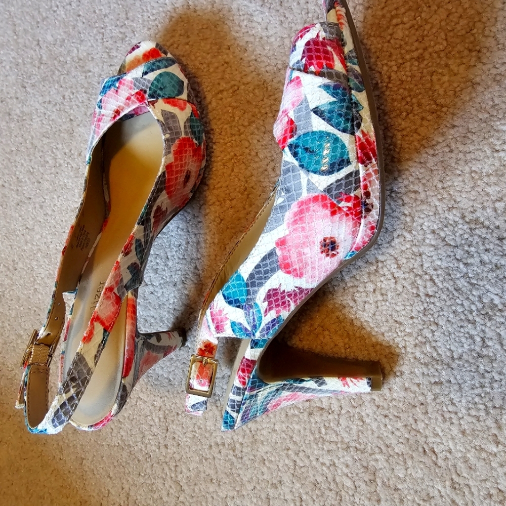Naturalizer N5 comfort open toe sling back shoe. Brand new.